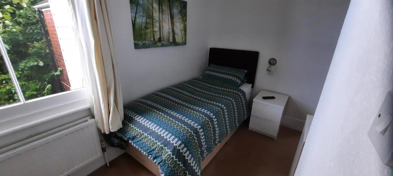 Colebrook Guest House ฟาร์นโบโรห์ ภายนอก รูปภาพ
