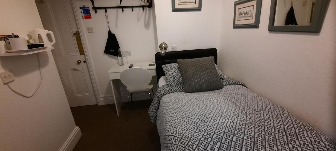 Colebrook Guest House ฟาร์นโบโรห์ ภายนอก รูปภาพ