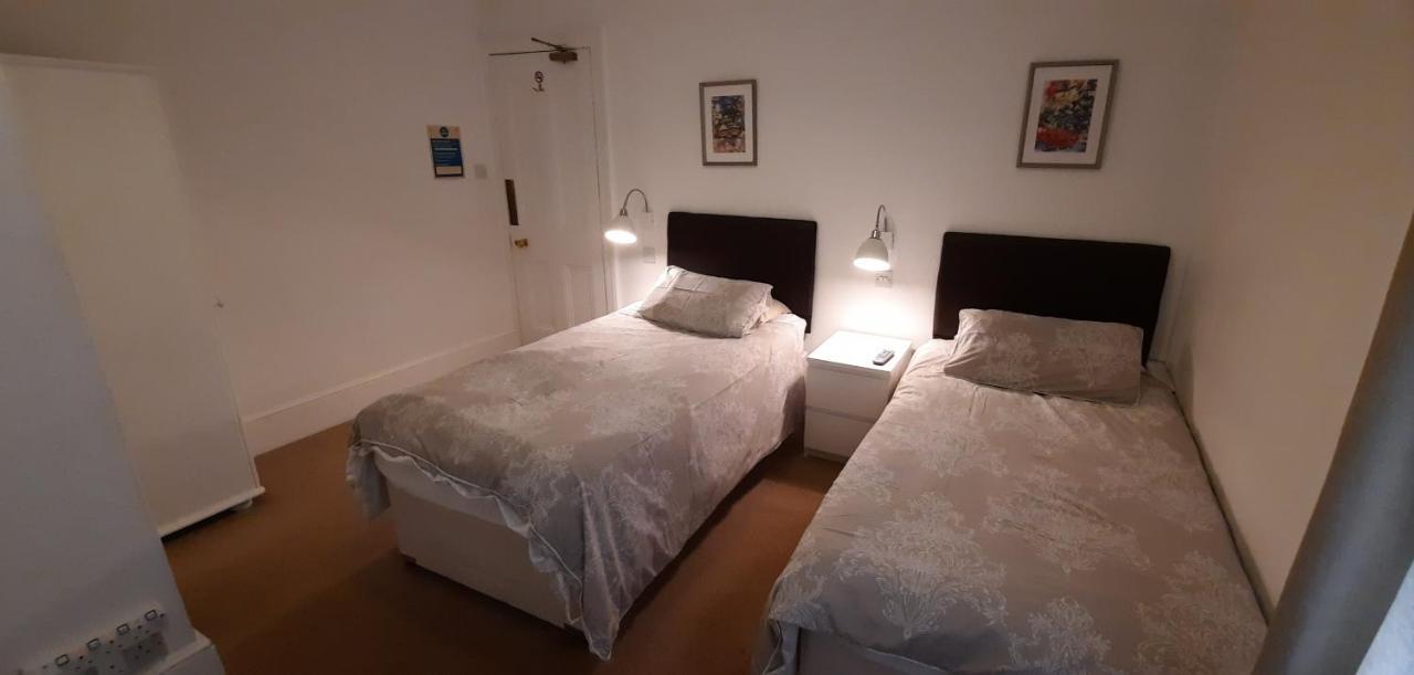 Colebrook Guest House ฟาร์นโบโรห์ ภายนอก รูปภาพ