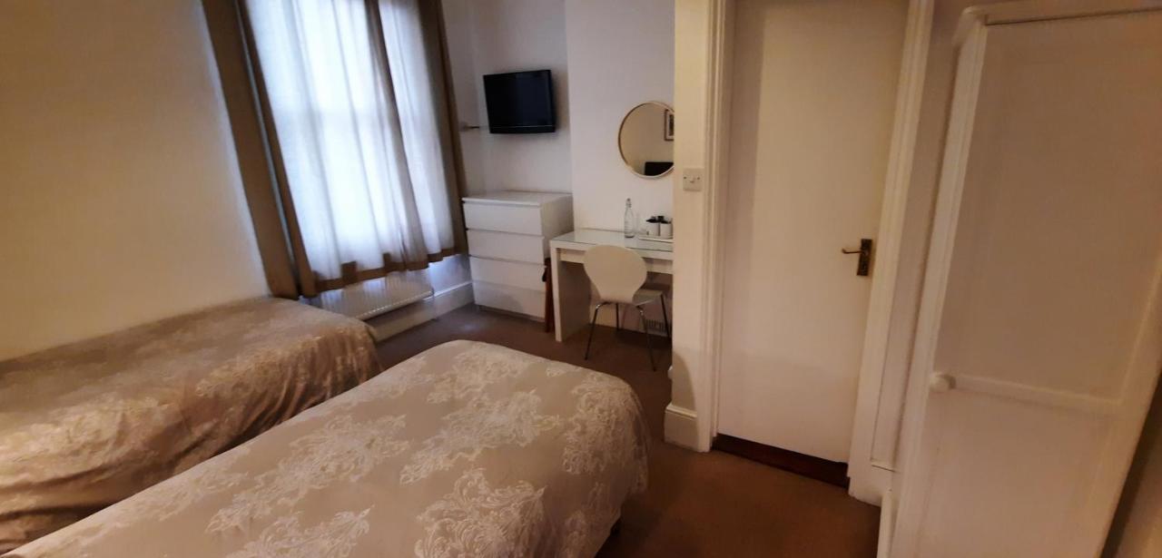 Colebrook Guest House ฟาร์นโบโรห์ ภายนอก รูปภาพ