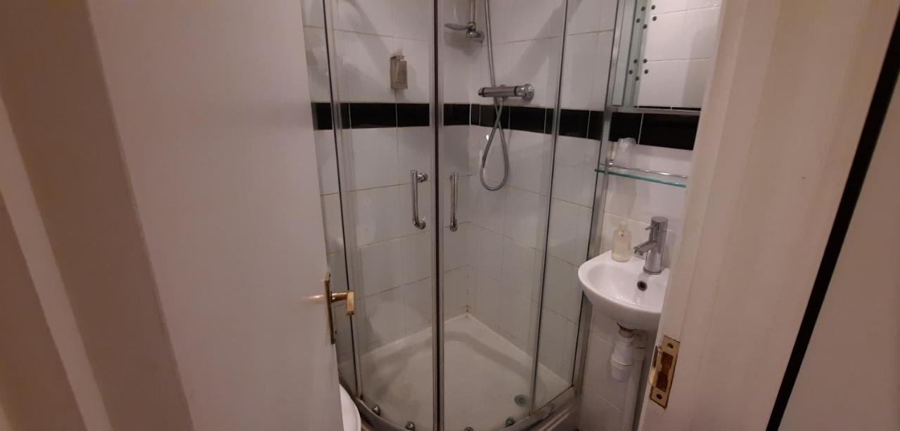 Colebrook Guest House ฟาร์นโบโรห์ ภายนอก รูปภาพ