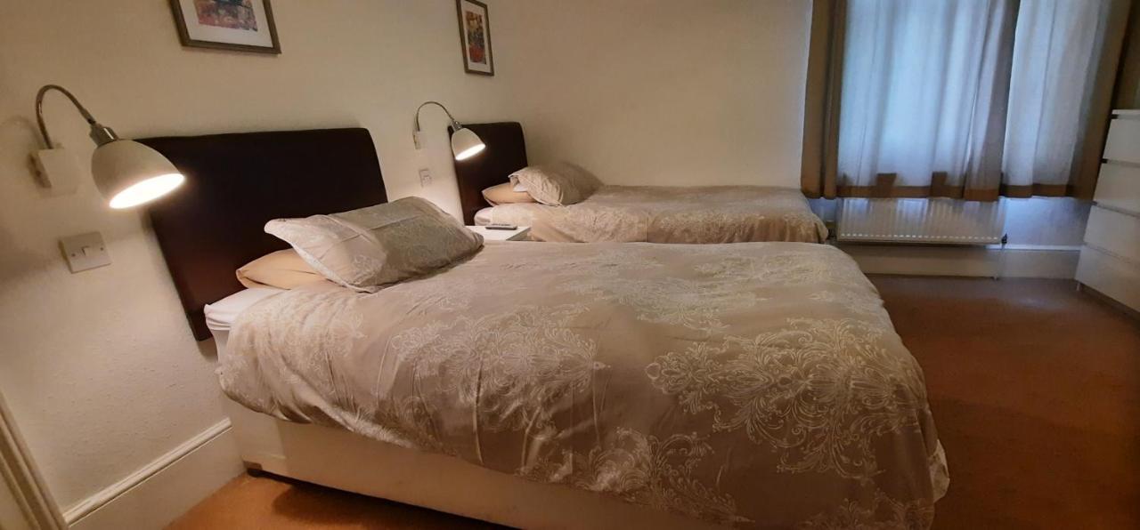 Colebrook Guest House ฟาร์นโบโรห์ ภายนอก รูปภาพ