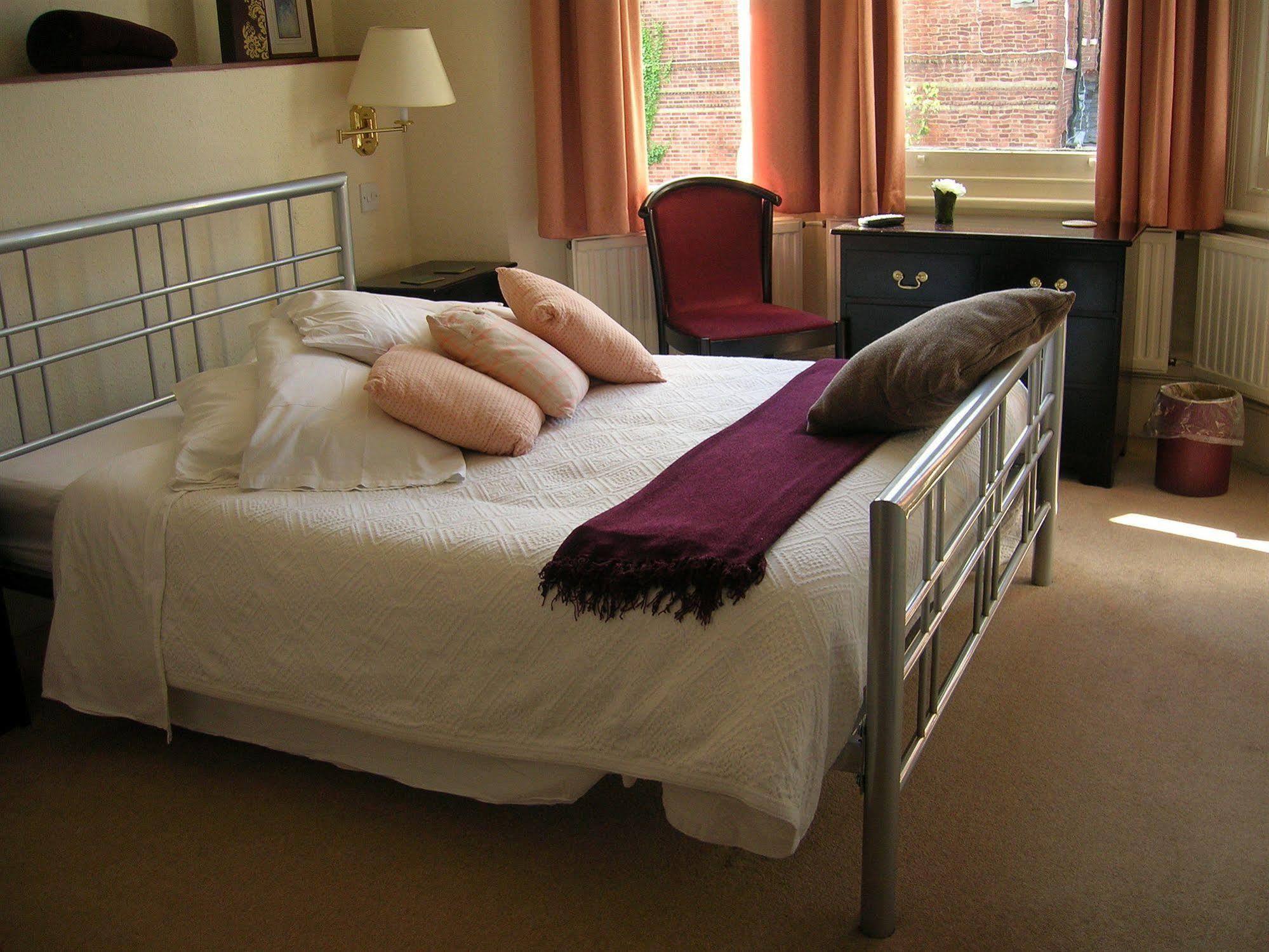 Colebrook Guest House ฟาร์นโบโรห์ ภายนอก รูปภาพ